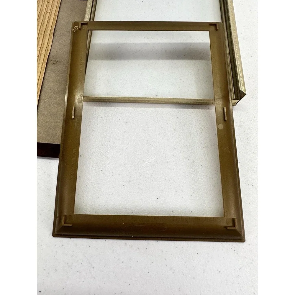 Vintage 1975 Brass Tone Metal 5x7 Picture Frame Made USA Easel Wall Decor